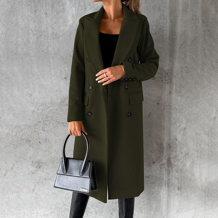 Trench femme vert militaire croisé à col rabattu, porté avec un sac