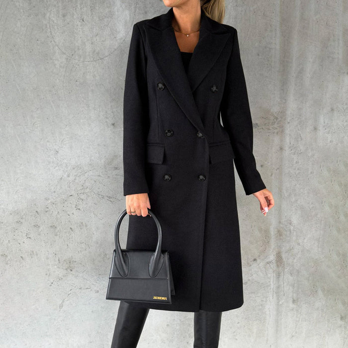 Trench femme noir croisé à col rabattu, porté avec un sac