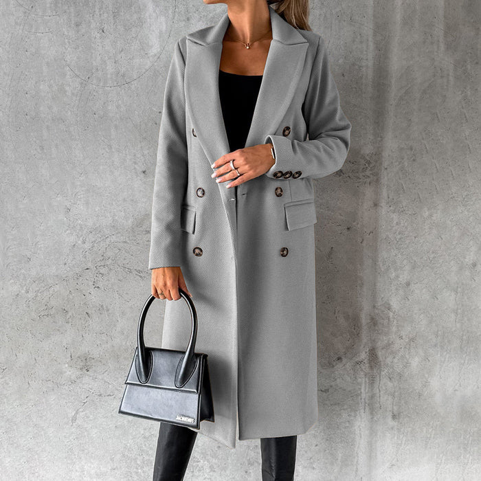 Trench femme gris croisé à col rabattu, porté avec un sac