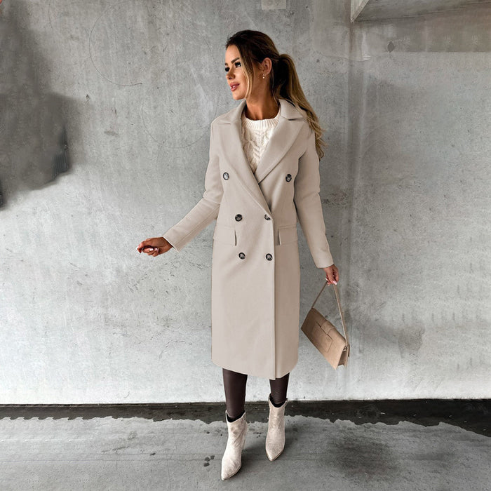 Trench femme beige long croisé porté avec un pull blanc