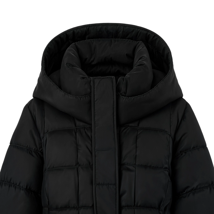 Gros plan sur le col et la capuche de la parka longue noire