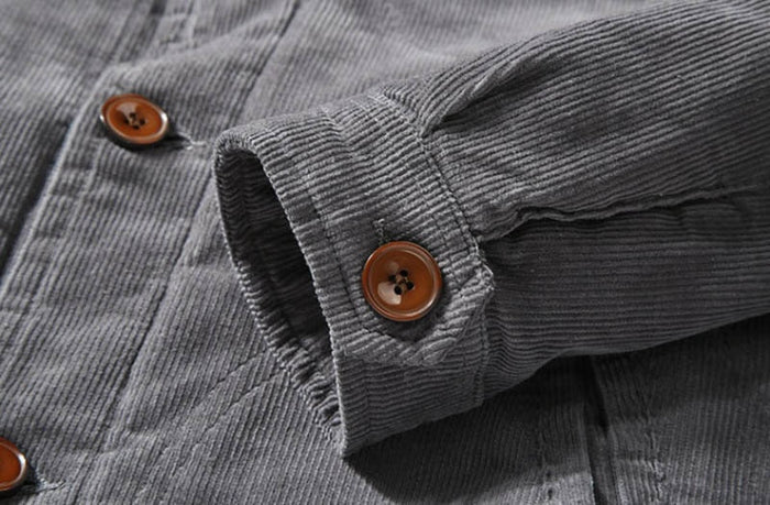 Détail du poignet boutonné en velours côtelé | Le Velours Fourré