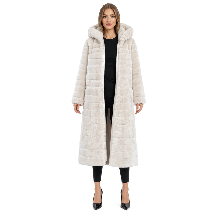 Manteau femme long en fausse fourrure La Toundra, coloris blanc, porté par un mannequin
