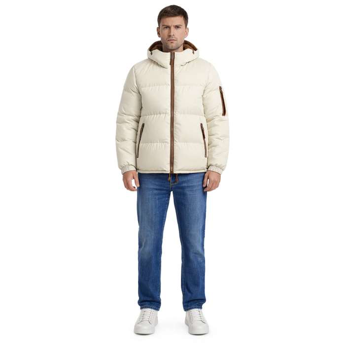 Parka doudoune homme oversize Le Monolithe, coloris beige écru, portée par un mannequin de face