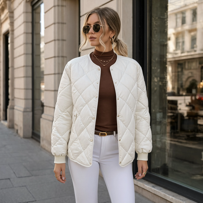 Manteau femme matelassé L'Opaline blanc écru porté en ville