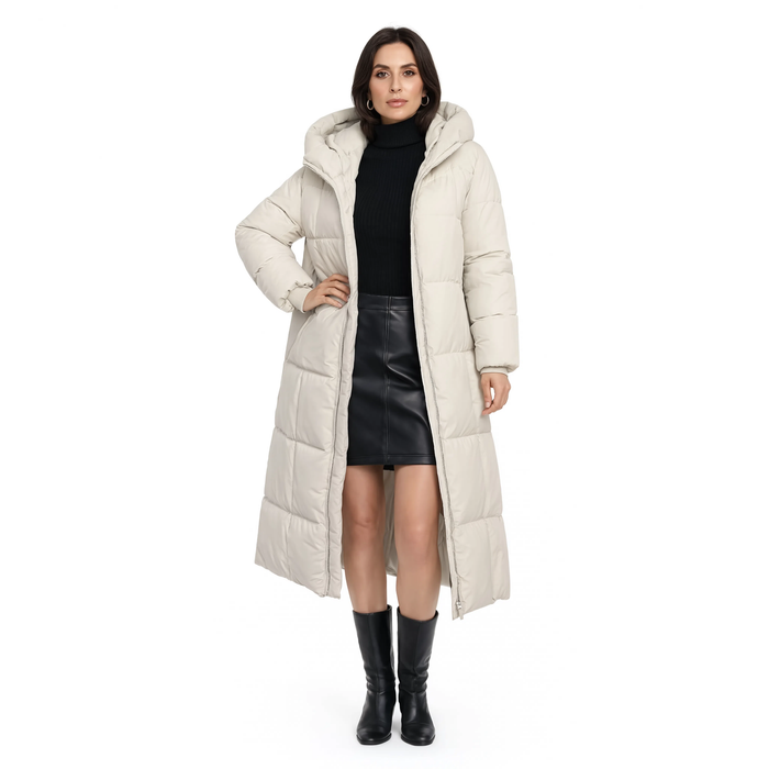 Femme portant la parka longue matelassée blanc cassé La Nuitée