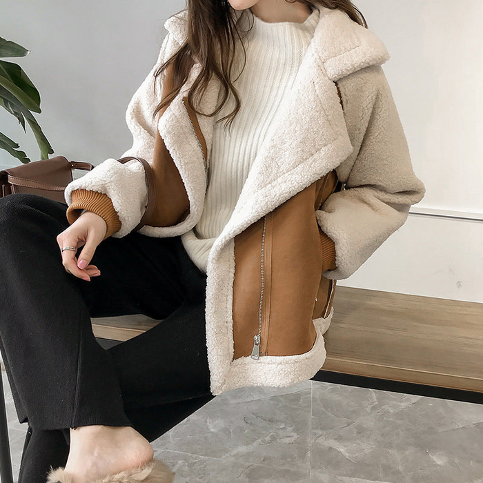 Veste aviateur femme oversize marron caramel, col en peluche bouclée, portée sur un pull | La Mouflonne